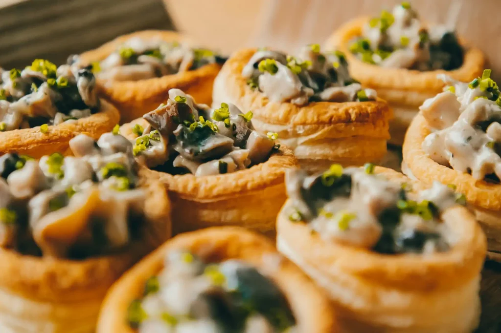 Kolorowe przekąski finger food z warzywami podane na desce